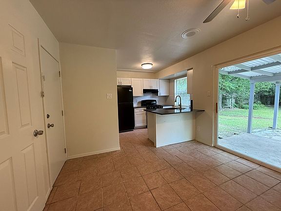 5th image of 1109 Village Green Dr