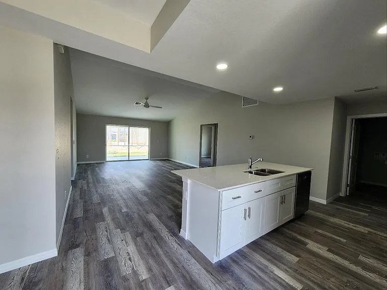 202 NW 25th Pl — Photo 15