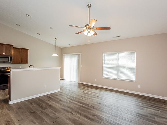 4th image of 573 Farnham Dr