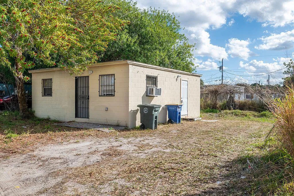 2 bed, 1.0 bath, 576 sqft, $1,175 — Photo 2