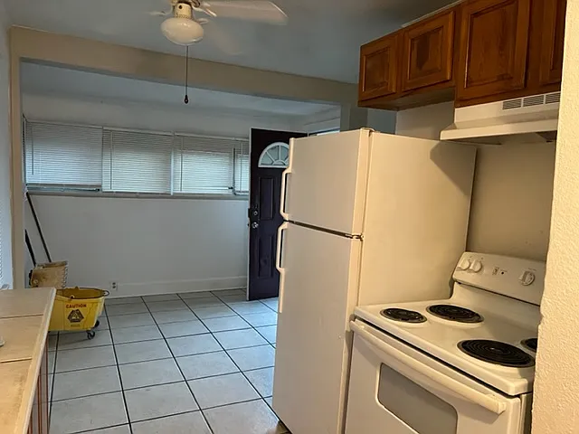 Building Photo - 1007 E Lake Ave #1/2