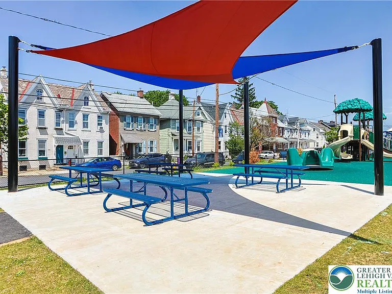 227 E Garrison St — Photo 33