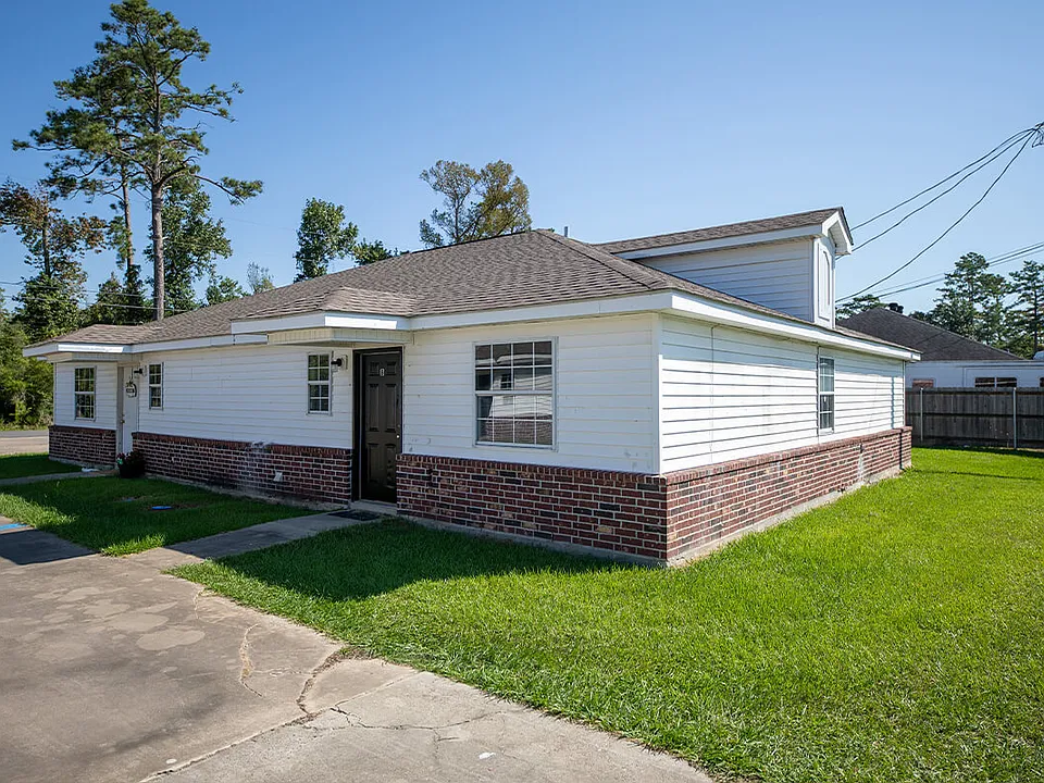 3 bed, 2.0 bath, $995