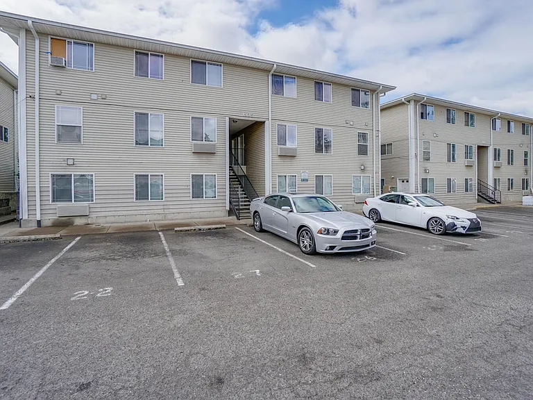 Beverly Rose Apartments — Photo 10