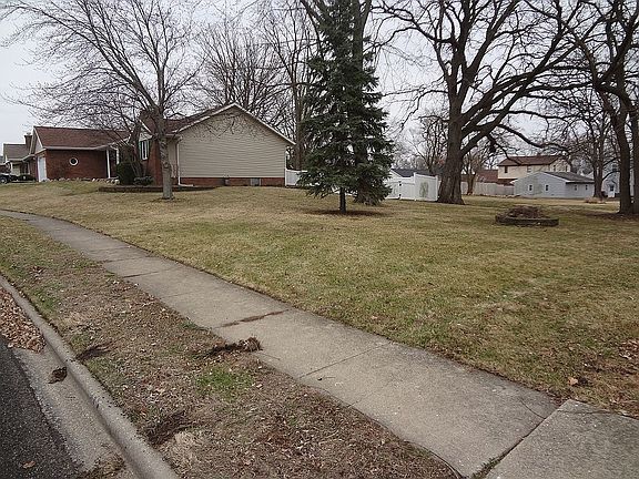 Extra lot included w/house