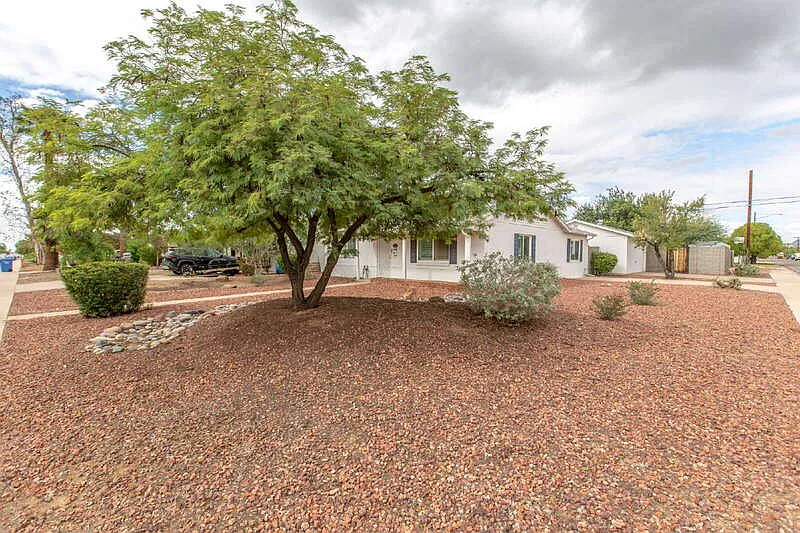 3 bed, 2.0 bath, 1327 sqft, $2,600 — Photo 3