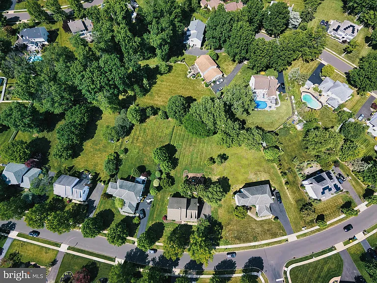 139 Mallard Dr W — Photo 36