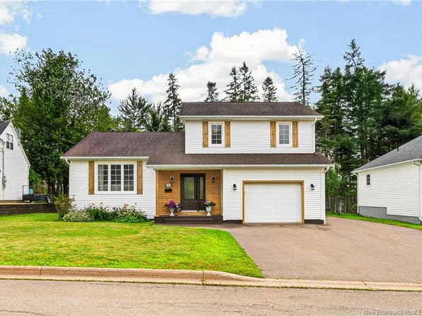 33 Robichaud Ct, Dieppe, NB E1A 7E4
