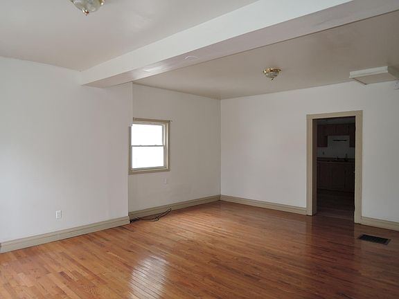 View from Dinning-Rom into the Kitchen