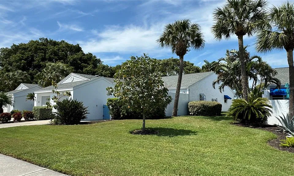 950 Waterside Ln