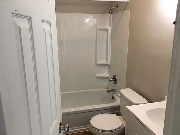 5th image of 909 Graves St