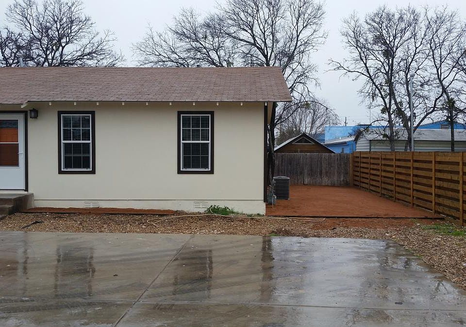 front view of duplex with side yard