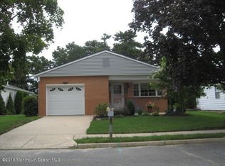 8 Kresson Ct, Toms River, NJ 08757