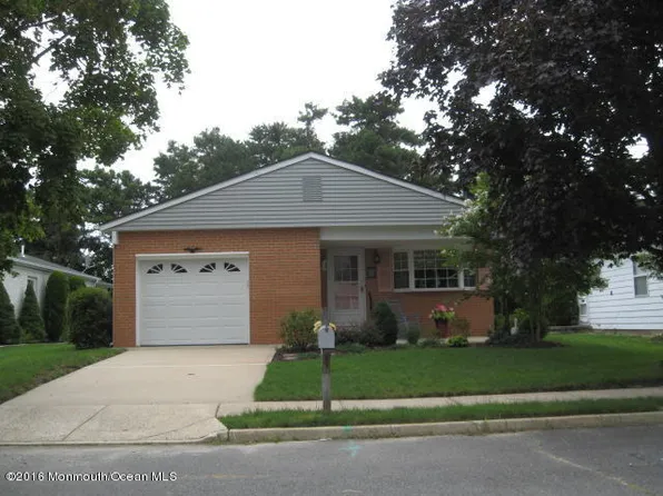 8 Kresson Ct, Toms River, NJ 08757