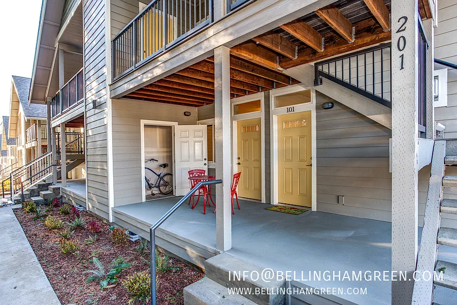 Free Months Rent Spacious/Open 3 Bed/2 Bath + Office Apartment - Ferndale — Photo 2