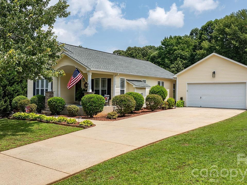 1st image of 161 Winding Cedar Dr