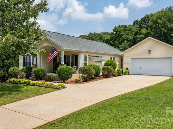 161 Winding Cedar Dr, Statesville, NC 28677
