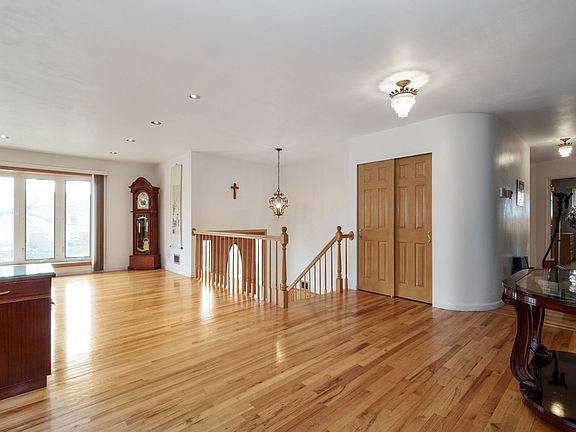 4th image of 295 Continental Dr