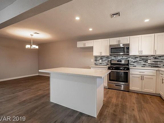 4th image of 1009 N Tonopah Dr
