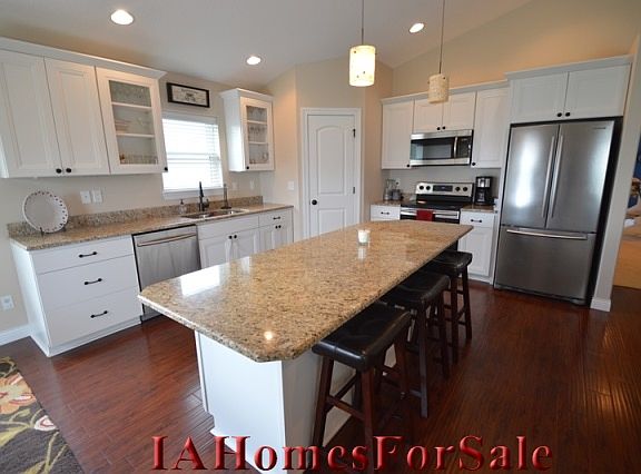 Kitchen-walk in pantry,granite counter tops, under cabinet lighting