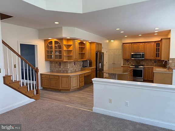 5th image of 1 Nob Hill Rd