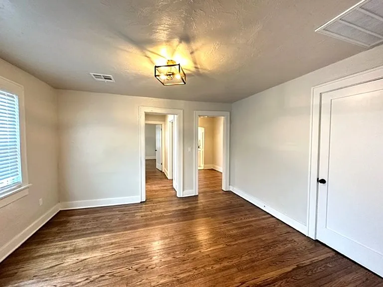 2907 NW 19th St — Photo 4