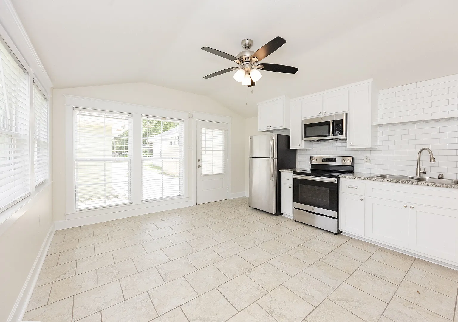 Studio, 375 sqft, $950 — Photo 3