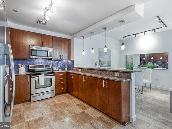 3rd image of 111 S 15th St Penthouse P310