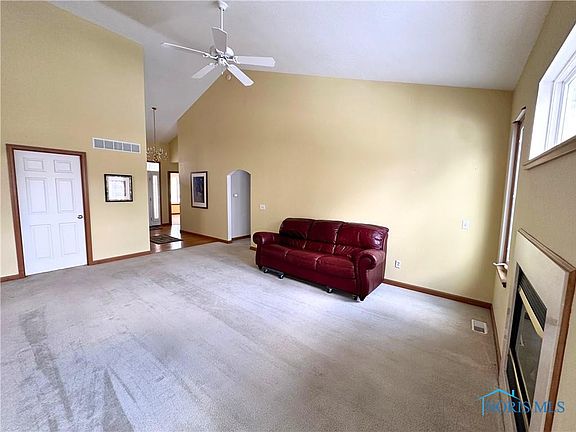 4th image of 563 Crystal Lake Dr