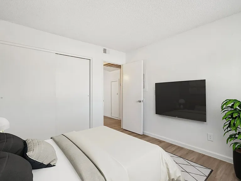 Two Five Greenway Apartments — Photo 42