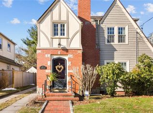 16 Parkside Dr, Cranston, RI 02910
