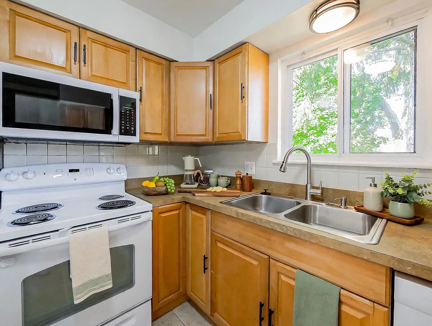 Spacious 3-Bedroom Home in Commerce Township! — Photo 4