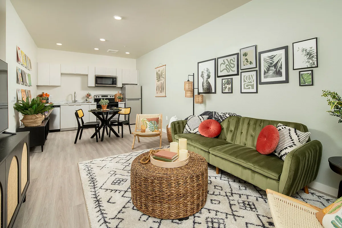 Studio - Living Room & Kitchen Area - Streamliner 67th