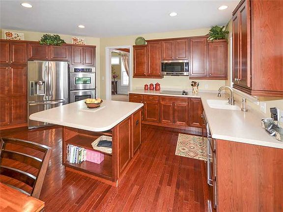 3rd image of 629 Featherstone Dr