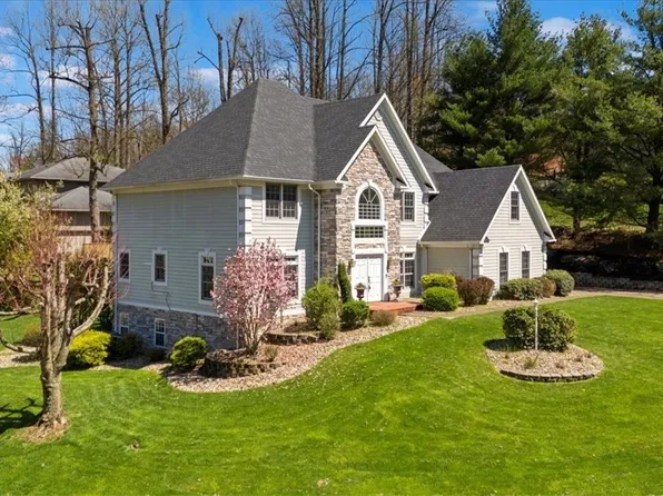 5215 Glenbrook Dr, Vienna, WV 26105