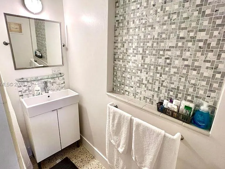 262 Bombay Ave — Photo 20