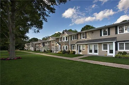 Fairfield Courtyard At Middle Island — Photo 5