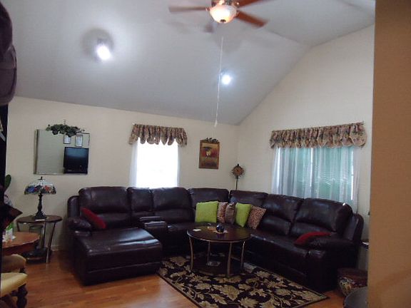 4th image of 105 Steven Ln