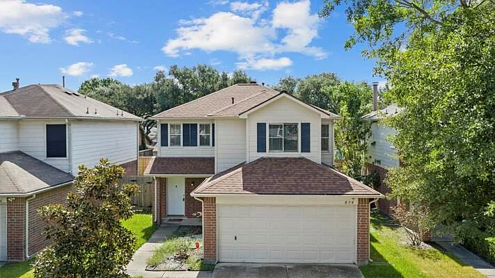 4 bed, 2.5 bath, 1696 sqft, $2,200 — Photo 1