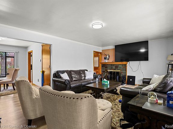 3rd image of 675 Woodcrest Dr
