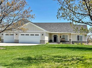 718 Fox Run Dr, Oskaloosa, IA 52577