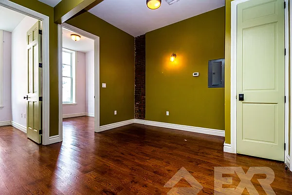 Rented by EXR | media 10