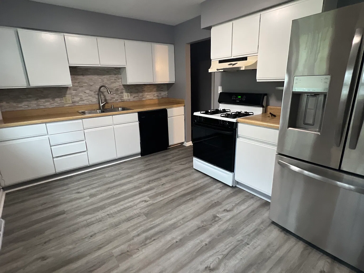 3 bed, 1018 sqft, $1,800 — Photo 2
