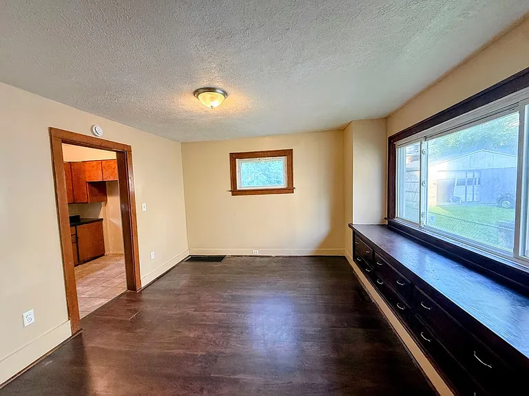 1055 Beardsley St — Photo 3