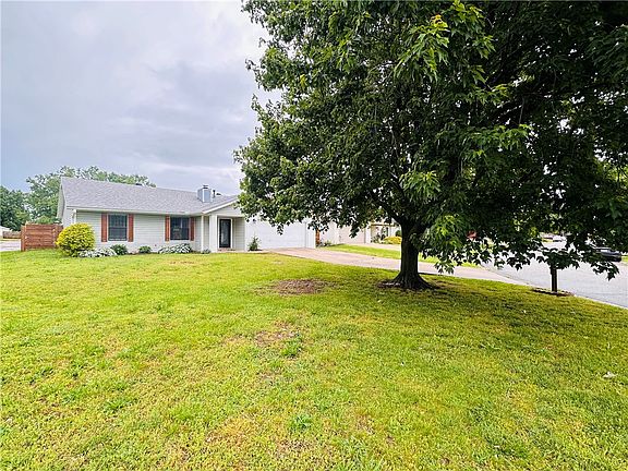 2nd image of 219 Winesap Ln