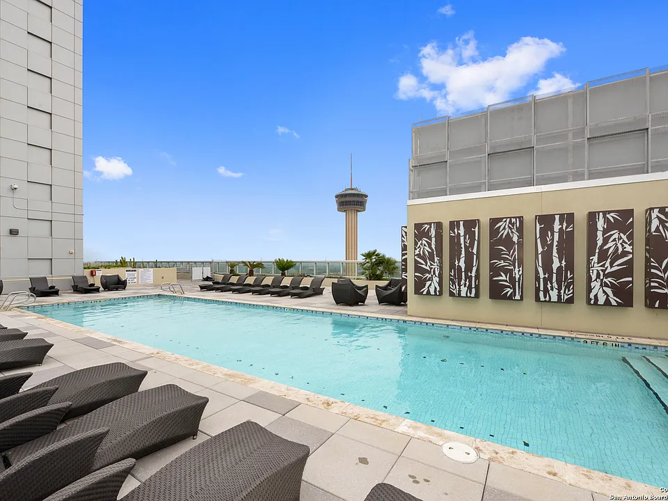 610 E Market St #2704