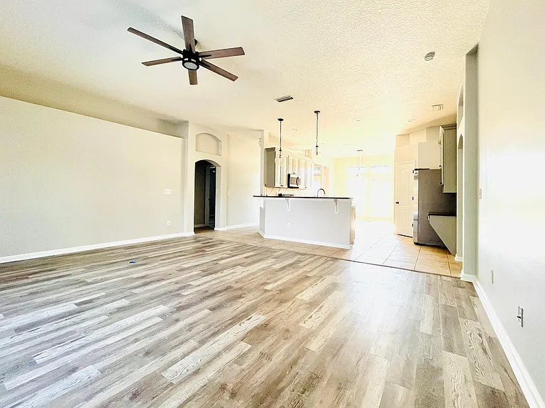 217 W Silverthorn Ln — Photo 9