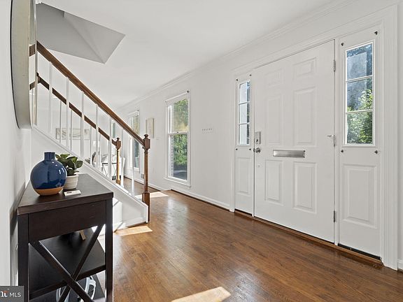 5th image of 3614 Camelot Dr