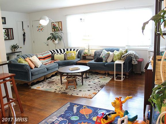 Bright and sunny living room