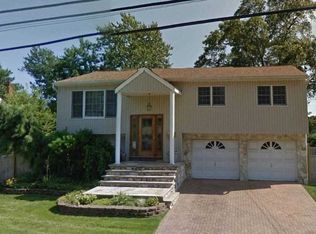 46 Westminster Ln, West Islip, NY 11795